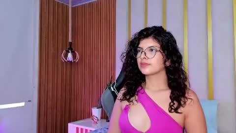 Snapshot of bella_cuttee chatting on June 23, 6:28 pm B E L L A online show from June 23, 6:28 pm