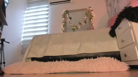 Dessi  online show from March 20, 1:16 pm