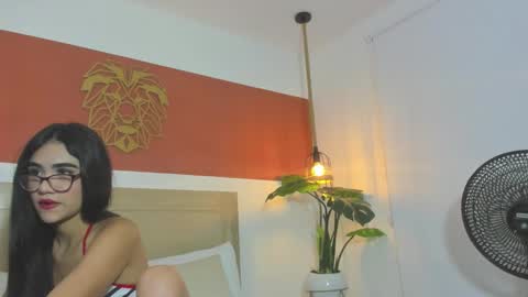 Snapshot of bella_dork chatting on March 17, 7:39 pm B E L L A online show from March 17, 7:39 pm