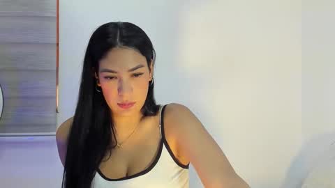 Snapshot of bella_hadid1_ chatting on March 1, 7:49 pm Laura online show from March 1, 7:49 pm
