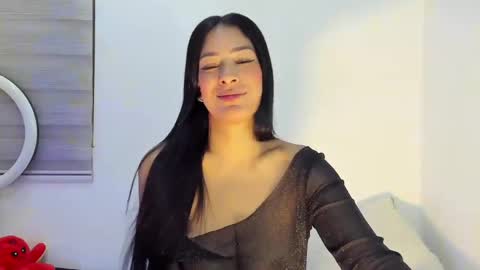 Snapshot of bella_hadid1_ chatting on April 4, 8:45 am Laura online show from April 4, 8:45 am