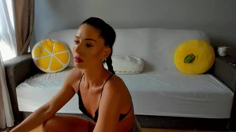 Snapshot of bella_hot77 chatting on November 9, 9:29 am Anna online show from November 9, 9:29 am