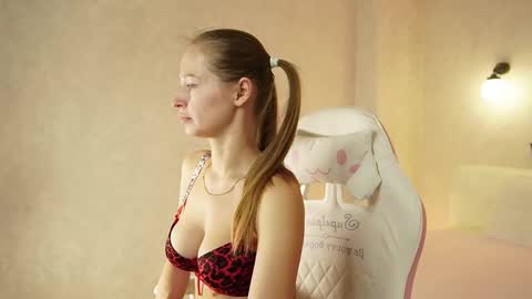 Snapshot of bella_li__ chatting on October 14, 1:17 am bella_li__ online show from October 14, 1:17 am