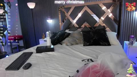 Snapshot of bella_raiderr chatting on December 27, 3:31 am isabella online show from December 27, 3:31 am