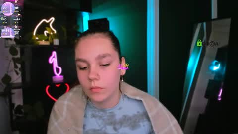 Snapshot of bella_sunshine1 chatting on April 8, 5:40 am alexa online show from April 8, 5:40 am