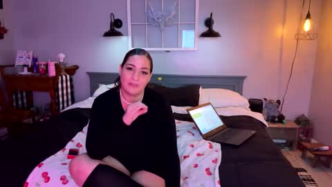 Snapshot of bellabeanz chatting on February 20, 12:52 am Roxy Rain online show from February 20, 12:52 am