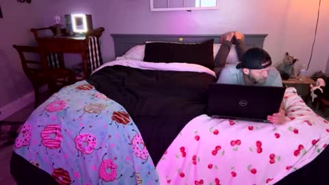 Snapshot of bellabeanz chatting on February 22, 1:00 am Roxy Rain online show from February 22, 1:00 am