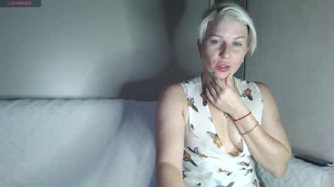 Snapshot of bellastrong_ chatting on October 19, 3:40 am Bella online show from October 19, 3:40 am