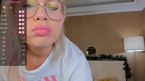 Snapshot of bellatip chatting on January 12, 12:49 am Bella online show from January 12, 12:49 am