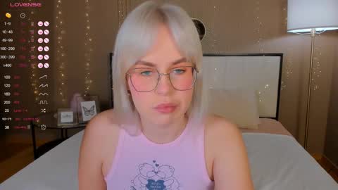 Snapshot of bellatip chatting on October 12, 12:53 am Bella online show from October 12, 12:53 am