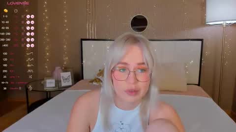 Snapshot of bellatip chatting on October 13, 12:43 am Bella online show from October 13, 12:43 am