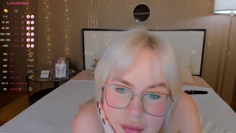 Snapshot of bellatip chatting on October 25, 1:02 am Bella online show from October 25, 1:02 am