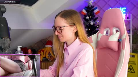 Snapshot of belle_alice chatting on December 6, 11:00 am Alice online show from December 6, 11:00 am