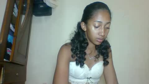 belle_annah online show from May 19, 1:33 am