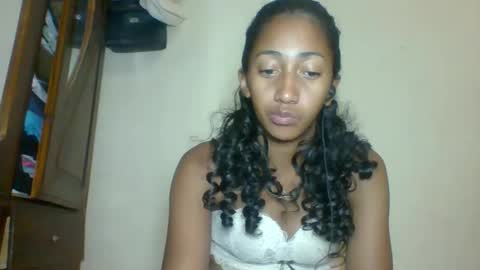 belle_annah online show from May 19, 1:56 am