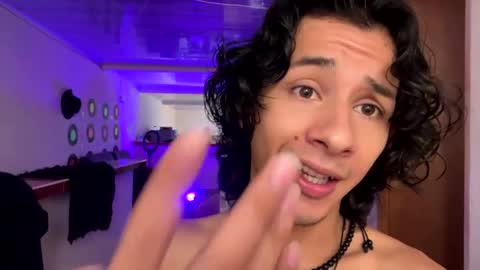 Snapshot of benjamin_fiore chatting on January 27, 8:39 pm benjamin_fiore online show from January 27, 8:39 pm