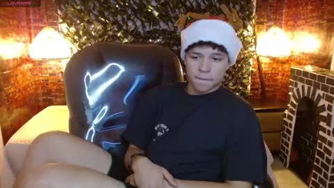 Snapshot of benjamintwink1 chatting on December 17, 8:32 pm BENJAMIN online show from December 17, 8:32 pm