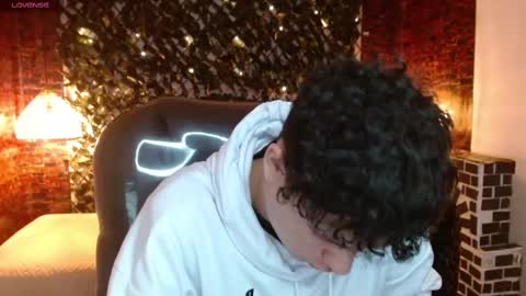 Snapshot of benjamintwink1 chatting on December 18, 1:37 am BENJAMIN online show from December 18, 1:37 am