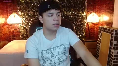 Snapshot of benjamintwink1 chatting on December 19, 7:29 pm BENJAMIN online show from December 19, 7:29 pm