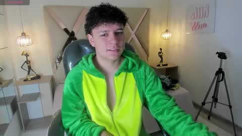 Snapshot of benjamintwink1 chatting on October 4, 8:07 pm BENJAMIN online show from October 4, 8:07 pm