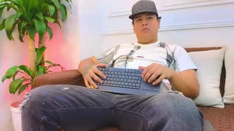 bennett_alejoo online show from April 23, 7:05 pm