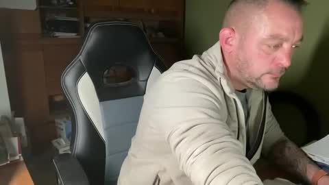 Snapshot of benochau chatting on March 27, 11:04 pm benochau online show from March 27, 11:04 pm