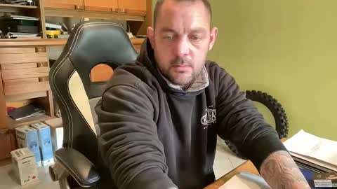 Snapshot of benochau chatting on March 30, 2:51 pm benochau online show from March 30, 2:51 pm