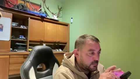 Snapshot of benochau chatting on April 2, 9:01 pm benochau online show from April 2, 9:01 pm