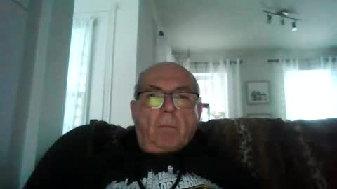 Snapshot of bernard1102 chatting on February 17, 9:43 pm bernard1102 online show from February 17, 9:43 pm