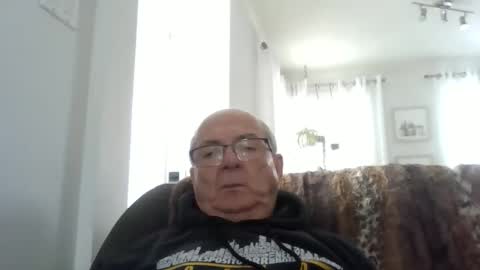 Snapshot of bernard1102 chatting on March 6, 4:25 pm bernard1102 online show from March 6, 4:25 pm