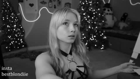 Snapshot of bestblondiiecb chatting on January 2, 5:18 pm Chloe Next stream on Friday online show from January 2, 5:18 pm