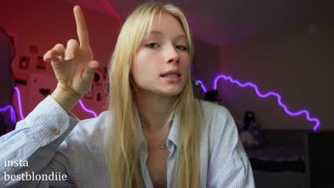 Snapshot of bestblondiiecb chatting on January 3, 5:31 pm Chloe Next stream on Friday online show from January 3, 5:31 pm