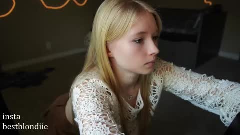 Snapshot of bestblondiiecb chatting on February 21, 6:15 pm Chloe Next stream on Friday online show from February 21, 6:15 pm