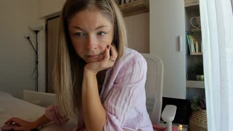 Vicky   online show from November 11, 7:52 am