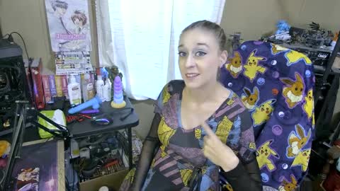 Snapshot of bettyofthedead chatting on September 12, 11:37 pm Betty of the Dead online show from September 12, 11:37 pm