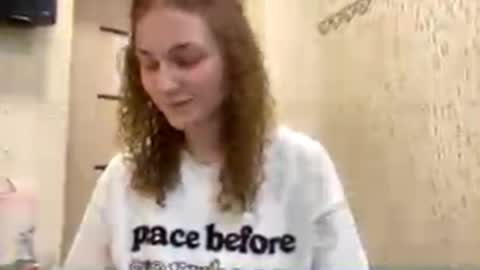 Snapshot of beverleebartus chatting on April 2, 8:34 am Sophie online show from April 2, 8:34 am