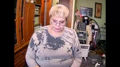 Snapshot of beverlyqcynia chatting on November 12, 8:48 am BeverlyQCynia online show from November 12, 8:48 am