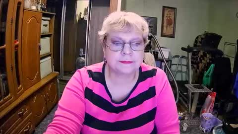 Snapshot of beverlyqcynia chatting on December 4, 12:03 pm BeverlyQCynia online show from December 4, 12:03 pm