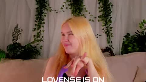 Eliz online show from October 28, 1:53 am