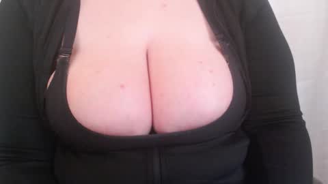 bigbittiesandfun online show from February 4, 9:10 pm