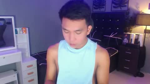 Snapshot of bigcocksimonxx chatting on December 14, 12:55 pm Simon online show from December 14, 12:55 pm