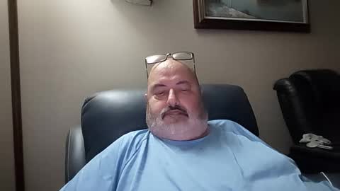 Snapshot of bigfuzzyteddybear chatting on December 3, 5:04 am bigfuzzyteddybear online show from December 3, 5:04 am