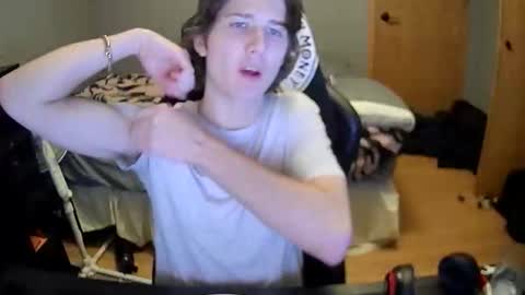 Snapshot of bigman32124 chatting on December 13, 10:59 pm Arthur online show from December 13, 10:59 pm