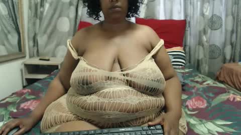 Snapshot of bigsuperbutt chatting on February 22, 8:29 am bigsuperbutt online show from February 22, 8:29 am