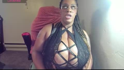 Snapshot of bigthickgirl35 chatting on February 18, 11:33 pm Mahogany online show from February 18, 11:33 pm