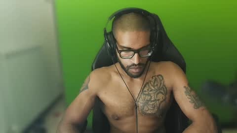 Snapshot of black_lollipop chatting on February 4, 12:51 am Master online show from February 4, 12:51 am