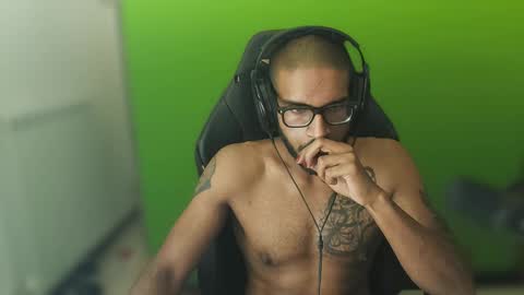 Snapshot of black_lollipop chatting on February 4, 3:54 am Master online show from February 4, 3:54 am