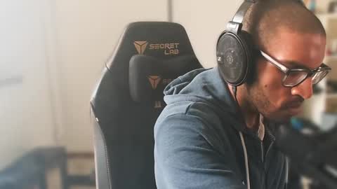 Snapshot of black_lollipop chatting on April 12, 9:47 am Master online show from April 12, 9:47 am