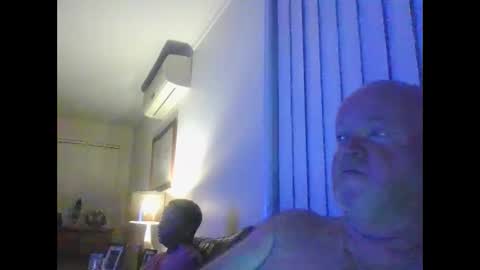 Snapshot of black_n_white4 chatting on March 1, 9:51 am black_n_white4 online show from March 1, 9:51 am