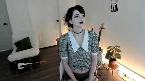 Ella online show from October 16, 3:35 pm